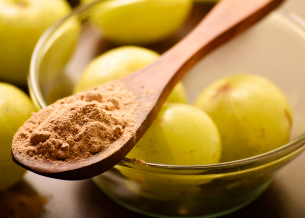 organic-turmeric-powder-with-turmeric-roots-and-essential-oil-bottle